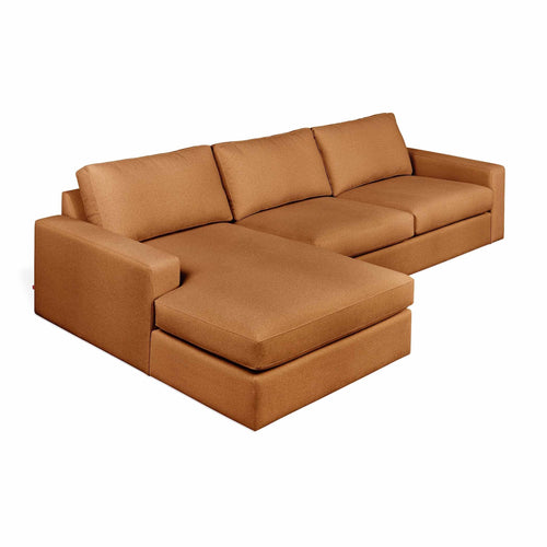 Découvrez le confort exceptionnel du sofa sectionnel Ashdale de Gus* Modern, un canapé minimaliste en bois massif conçu pour durer. Merino Autumn.