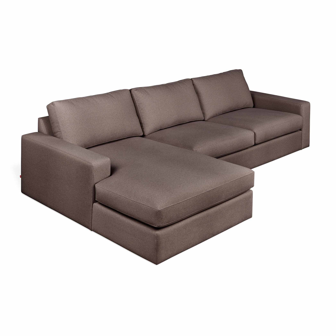 Apportez une touche de modernité et de confort à votre salon avec le sofa sectionnel Ashdale de Gus* Modern, un design intemporel et polyvalent. Merino Carob.