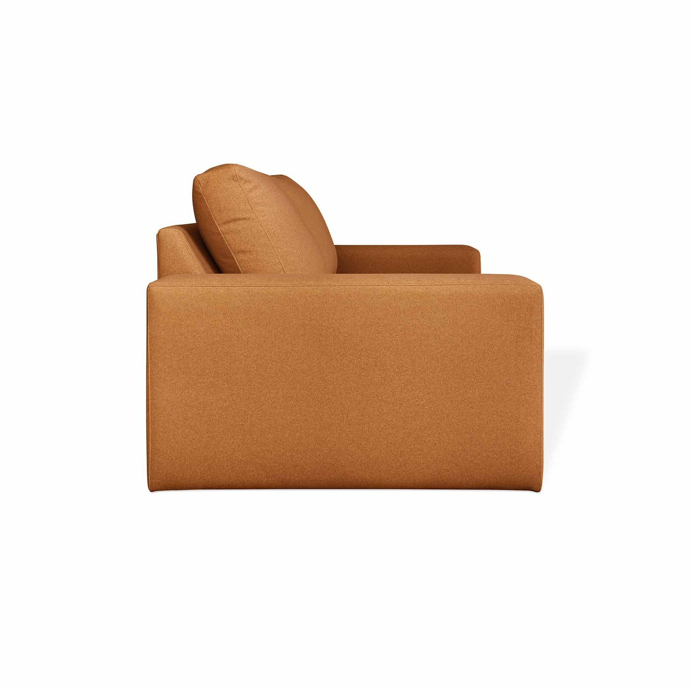 Transformez votre salon avec le sofa Ashdale de Gus* Modern, un canapé élégant et accueillant pour des moments de convivialité. Merino Autumn.