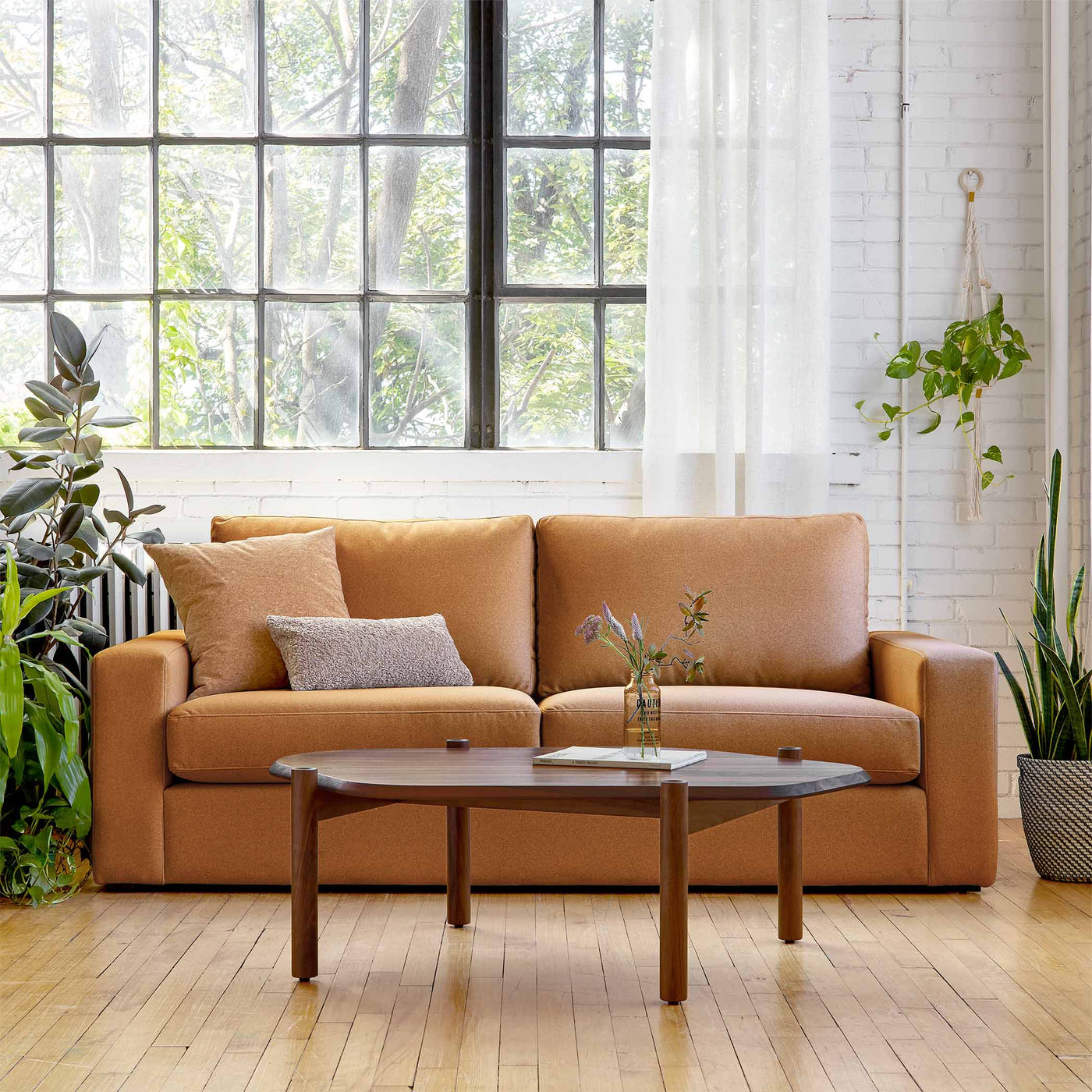 Le sofa Ashdale de Gus* Modern, une élégance minimaliste combinée à un confort exceptionnel pour votre espace de vie.