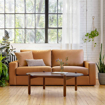 Le sofa Ashdale de Gus* Modern, une élégance minimaliste combinée à un confort exceptionnel pour votre espace de vie.