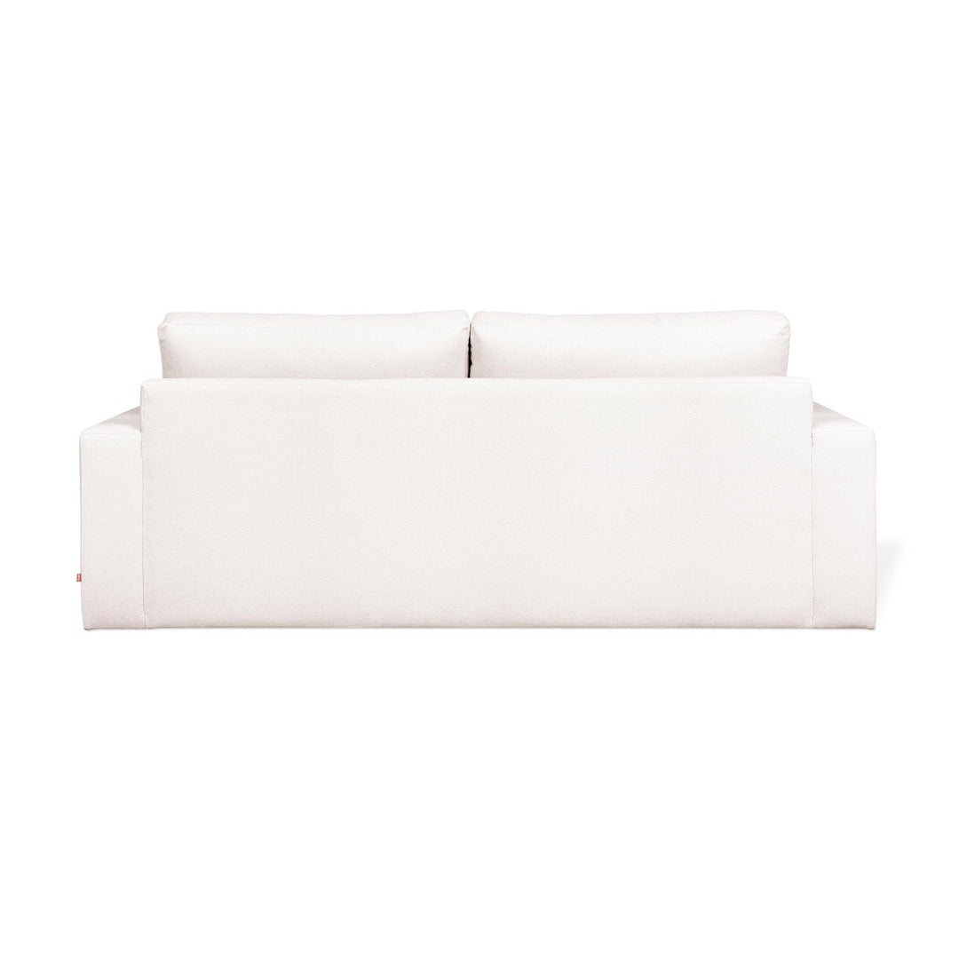 Le sofa Ashdale de Gus* Modern, un canapé en bois massif durable qui allie esthétisme minimaliste et confort enveloppant. Merino Cream.