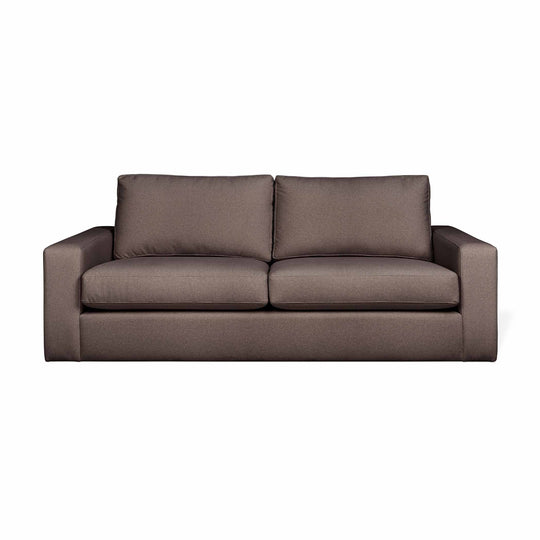 Le sofa Ashdale de Gus* Modern, un design épuré et des coussins en duvet synthétique pour une détente ultime au quotidien. Merino Carob.