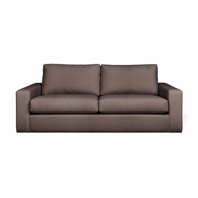 Le sofa Ashdale de Gus* Modern, un design épuré et des coussins en duvet synthétique pour une détente ultime au quotidien. Merino Carob.