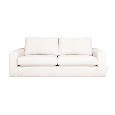 Découvrez le confort minimaliste du sofa Ashdale de Gus* Modern, un canapé en bois massif au design épuré et intemporel. Merino Cream.