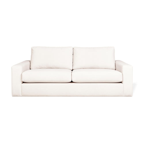 Découvrez le confort minimaliste du sofa Ashdale de Gus* Modern, un canapé en bois massif au design épuré et intemporel. Merino Cream.