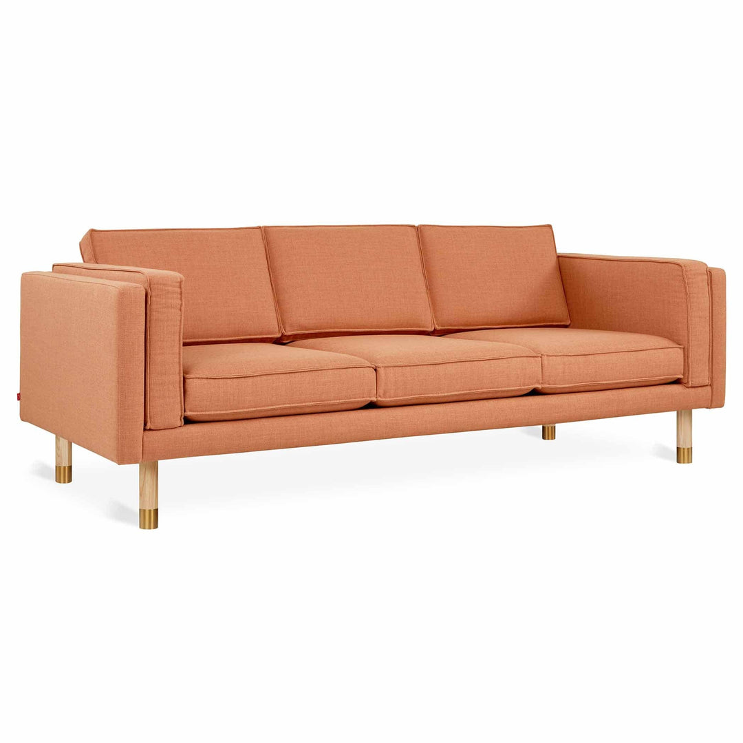 Vivez le mariage parfait entre tradition et innovation avec Augusta de Gus* Modern, un sofa club 3-over-3 qui allie sophistication intemporelle et matériaux écologiques.