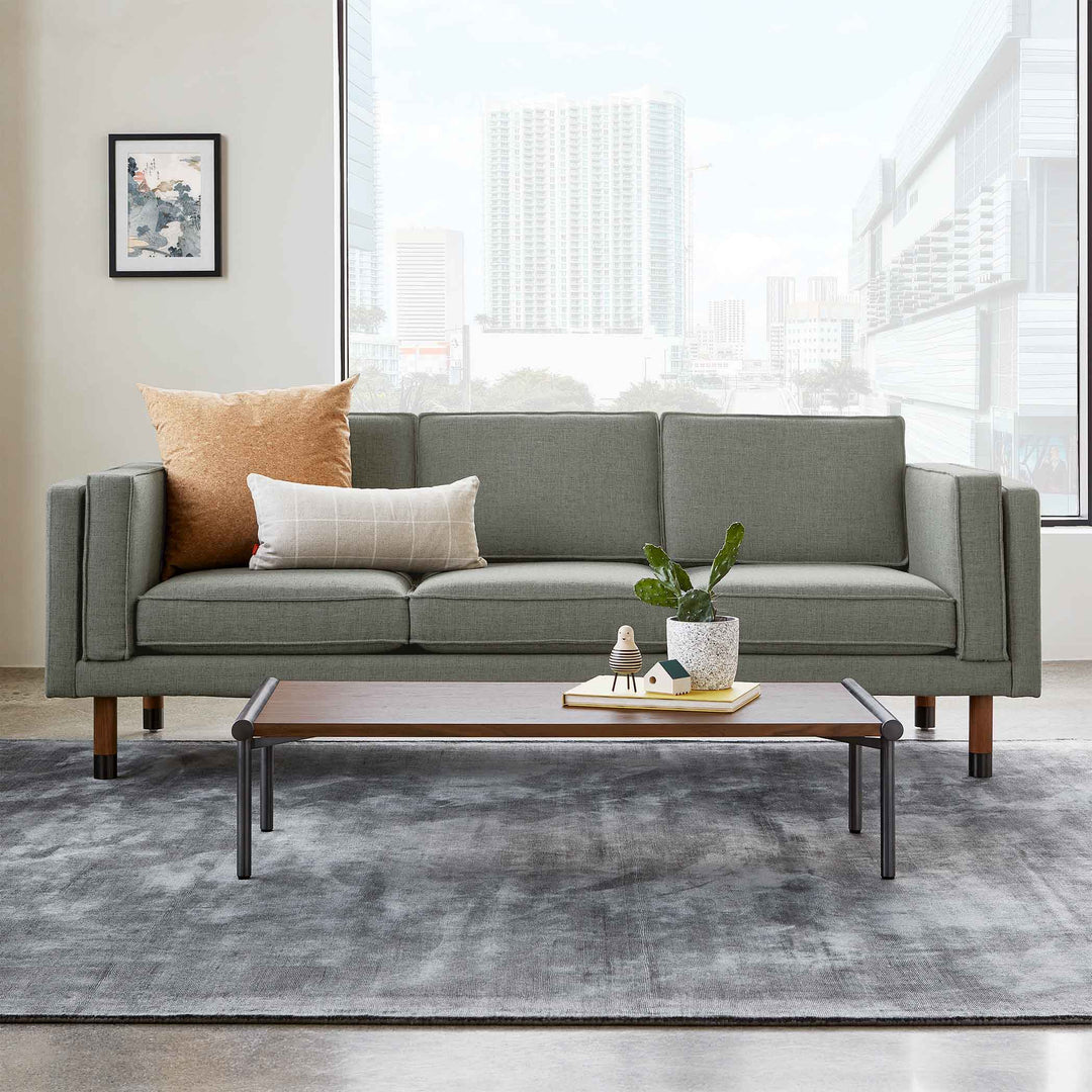 Découvrez Augusta de Gus* Modern, un sofa club 3-over-3 qui marie avec subtilité tradition et modernité, offrant sophistication et confort optimal dans un cadre durable et éco-responsable.