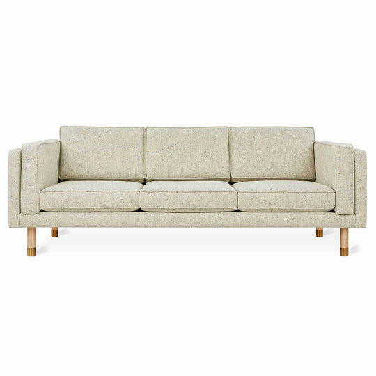 Augusta de Gus* Modern : un sofa club 3-over-3 alliant élégance intemporelle et innovation écologique, pour un design Mid-century résolument tourné vers l'avenir. Tissu Funfetti Linen.