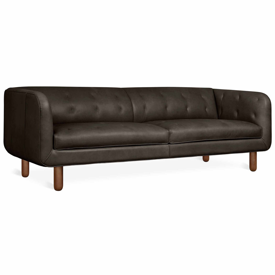 Bienvenue dans le monde du luxe intemporel avec Beaconsfield de Gus* Modern : un sofa qui allie l'élégance du Chesterfield anglais à un confort moderne, pour une expérience de détente inégalée