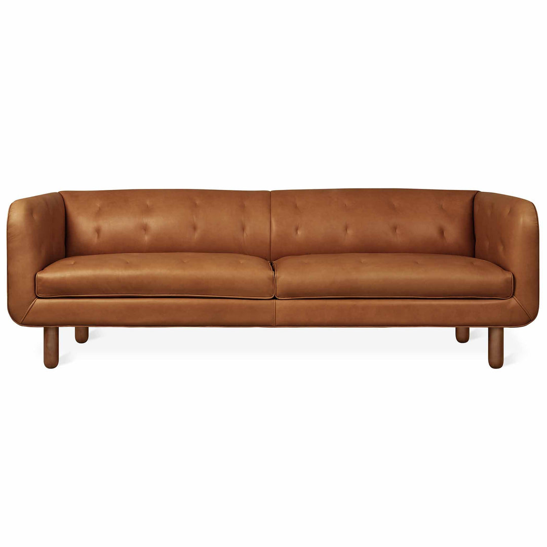 Sofa Beaconsfield de Gus* Modern : l'union parfaite entre tradition et modernité, offrant confort et style avec son luxueux cuir tufté et son cadre enveloppant de style smoking. Cuir brun.