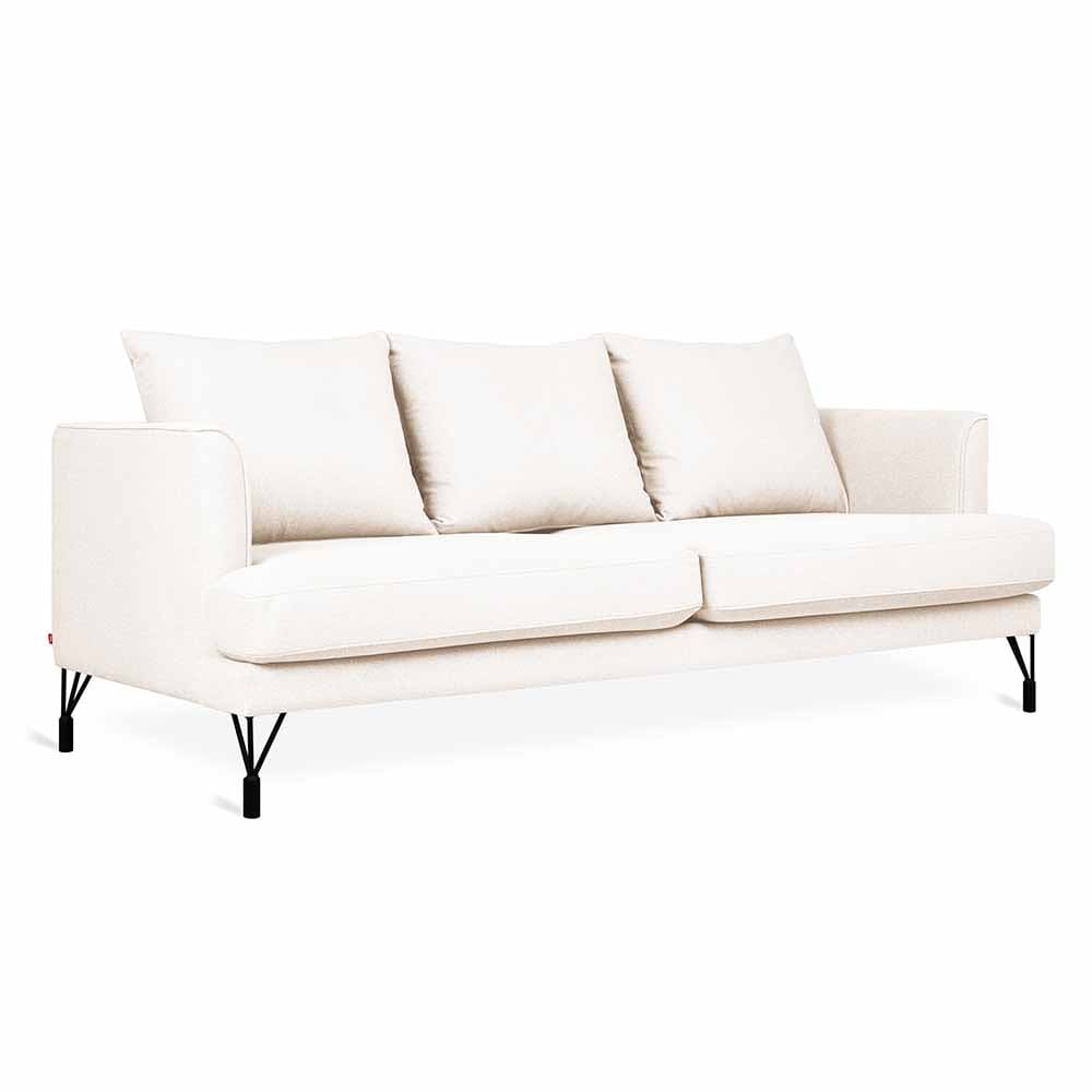 L'alliance parfaite du style, du confort et de l'écologie : le sofa Highline de Gus* Modern. Des accoudoirs gracieusement incurvés, des coussins luxueux, et un cadre en bois certifié FSC®.