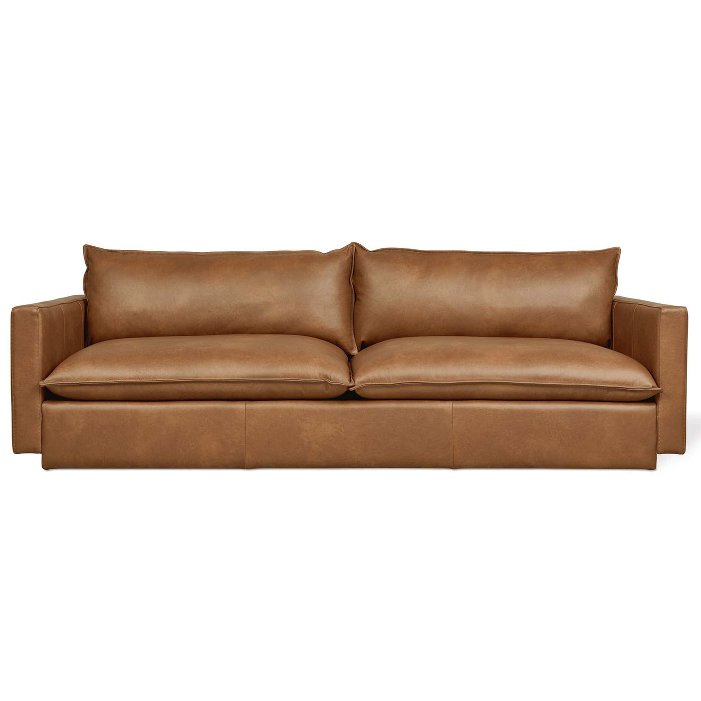 Le sofa Sola de Gus* Modern, inspiré par un nuage, est une invitation à la détente et à la simplicité de la vie côtière. Cuir raleigh chestnut.