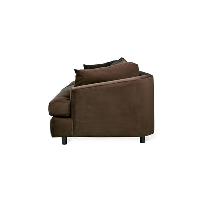 Le sofa Thalia de Gus* Modern, une pièce élégante et durable, parfaite pour apporter chaleur et style à votre salon. Velvet Cocoa.