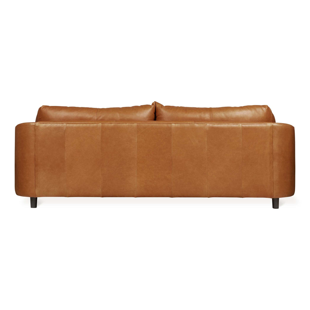 Adoptez le style italien des années 70 avec le sofa Thalia de Gus* Modern, habillé de tissus et cuirs raffinés. Cuir Tucson Sienna.