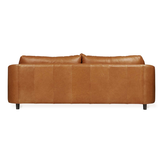 Adoptez le style italien des années 70 avec le sofa Thalia de Gus* Modern, habillé de tissus et cuirs raffinés. Cuir Tucson Sienna.