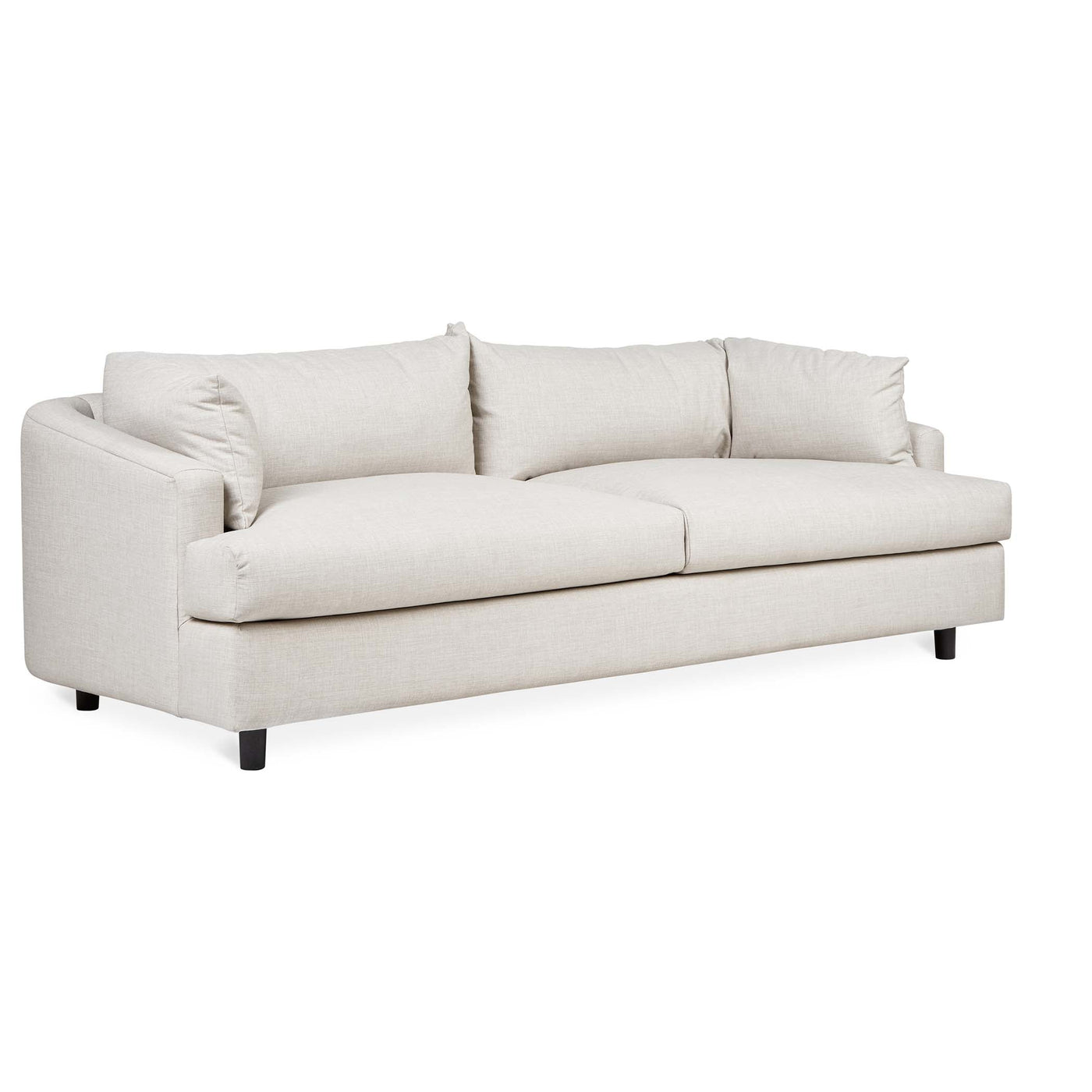 Le sofa Thalia de Gus* Modern, un modèle au charme intemporel et à la durabilité assurée grâce à son cadre en bois dur massif. Furrow Manor.