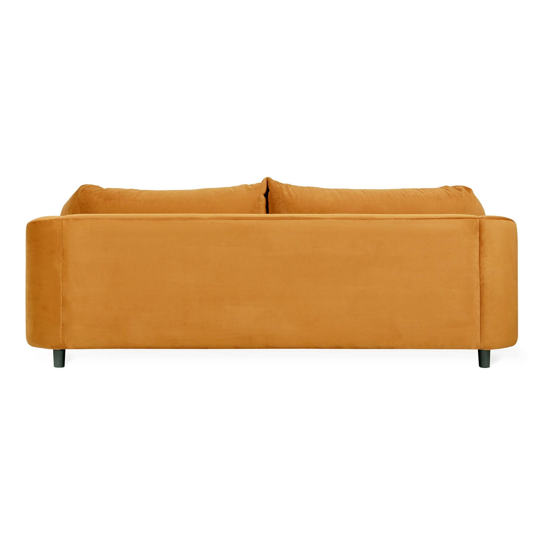 Le sofa Thalia de Gus* Modern, un mélange parfait de confort et de style, conçu pour offrir une expérience de détente ultime. Cuir Tucson Honey.