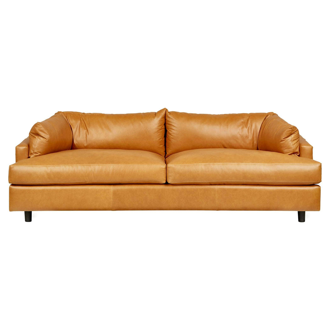 Le sofa Thalia de Gus* Modern, un choix idéal pour un intérieur contemporain ou rétro chic, avec des matériaux durables et élégants. Cuir Tucson Honey.