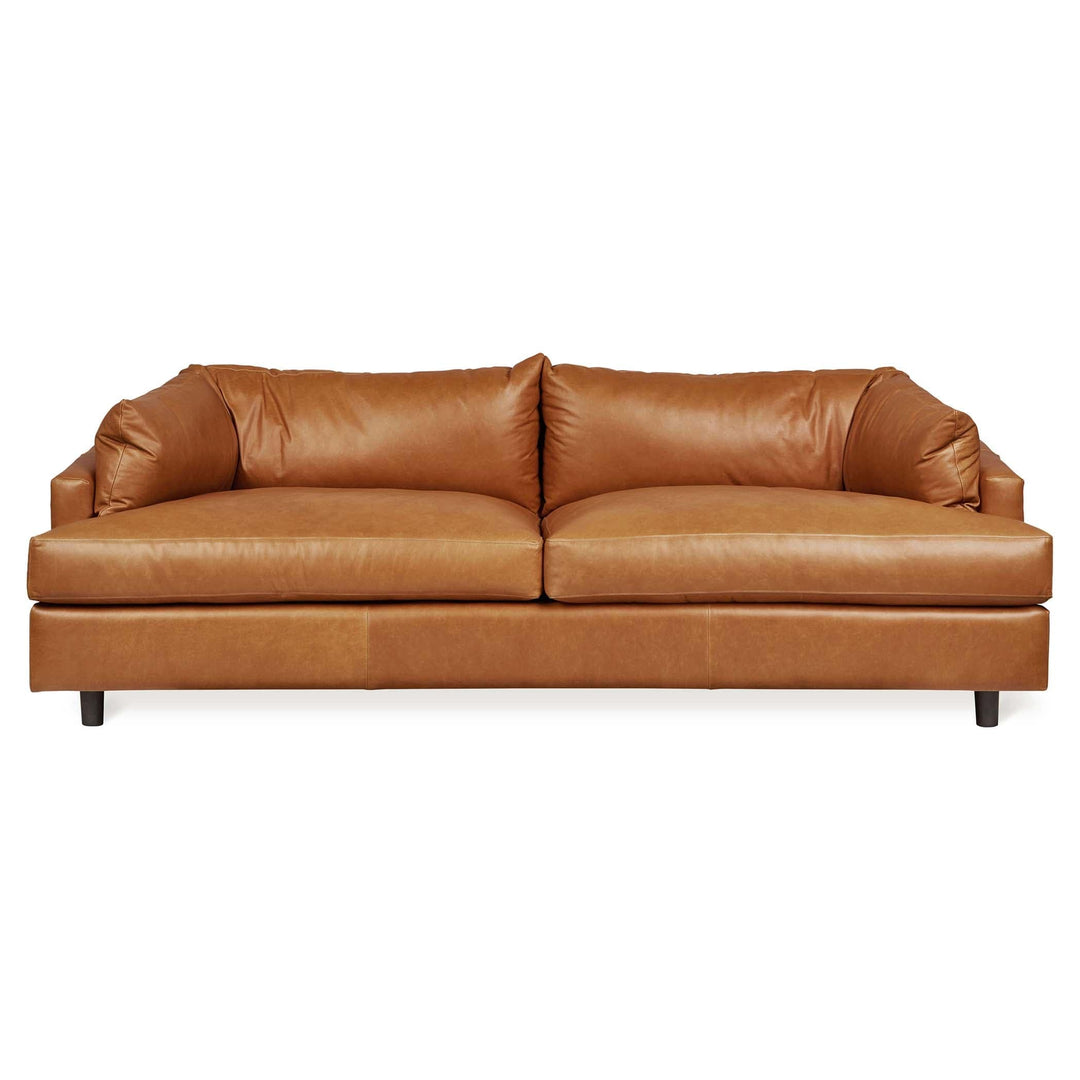 Profitez d’un confort enveloppant avec le sofa Thalia de Gus* Modern, une pièce maîtresse qui sublime votre salon. Cuir Tucson Sienna.