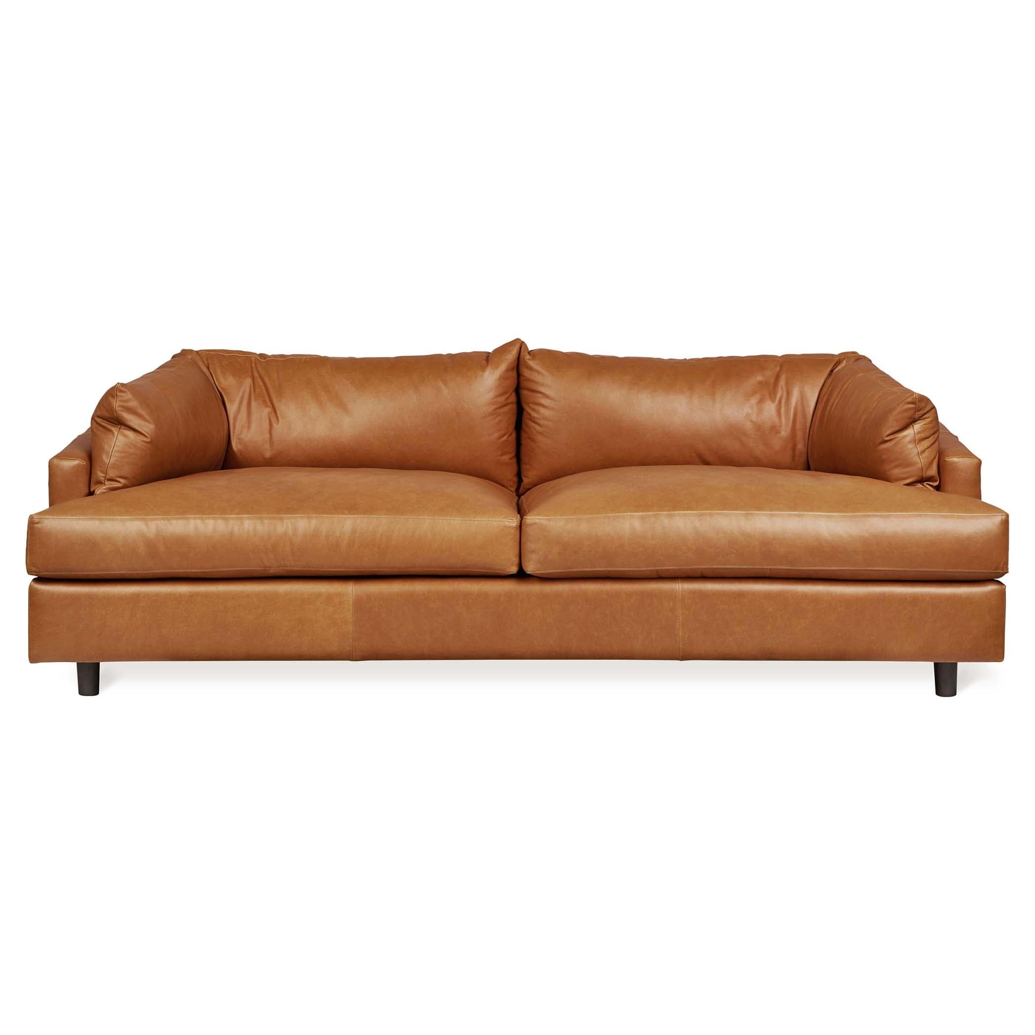 Profitez d’un confort enveloppant avec le sofa Thalia de Gus* Modern, une pièce maîtresse qui sublime votre salon. Cuir Tucson Sienna.