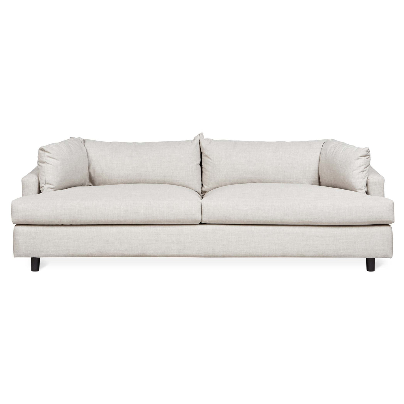 Offrez-vous le luxe du confort moderne avec le sofa Thalia de Gus* Modern, un design raffiné inspiré des années 70. Furrow Manor.