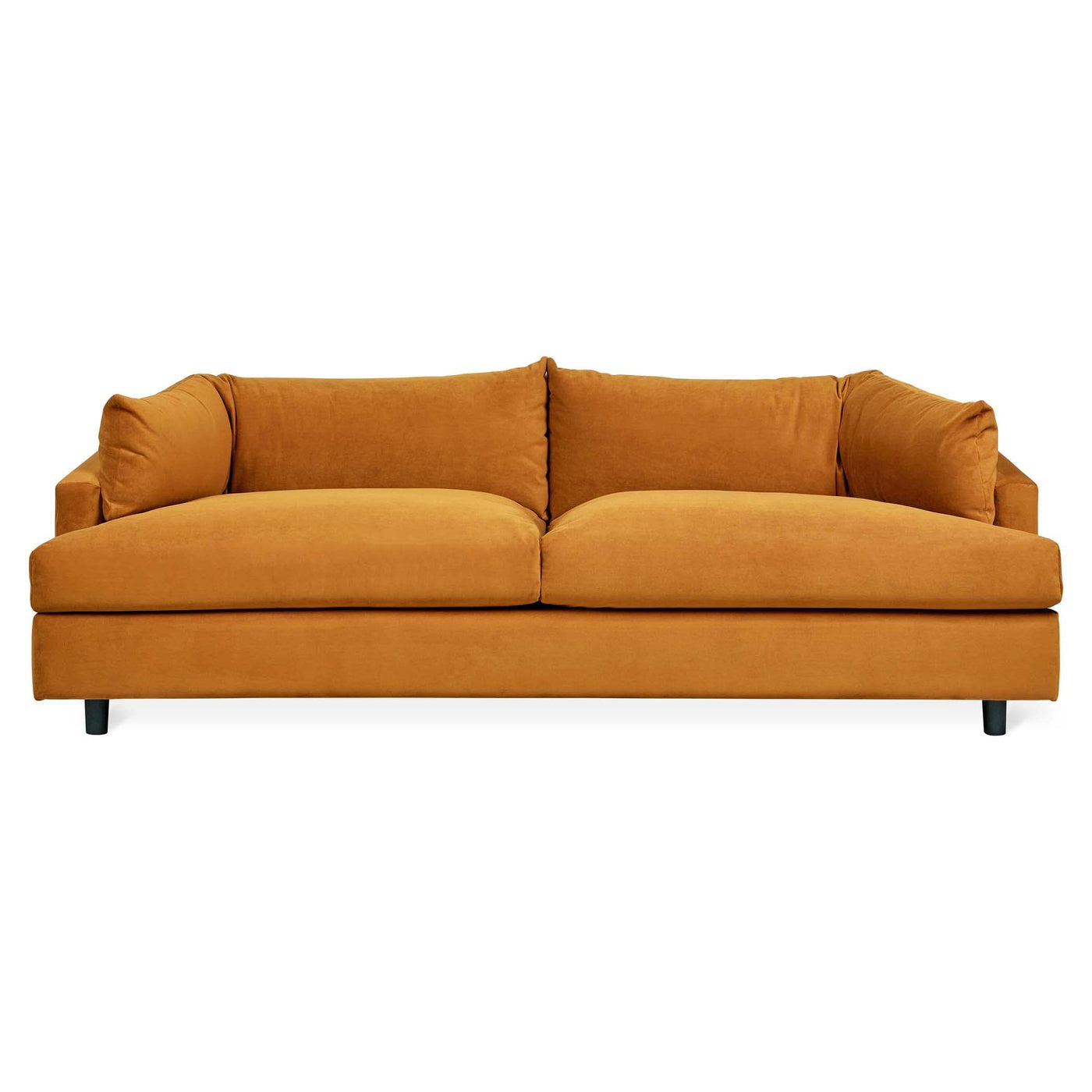 Le sofa Thalia de Gus* Modern, avec son rembourrage en duvet synthétique recyclé, offre un confort moelleux et respectueux de l’environnement. Velvet Rust.