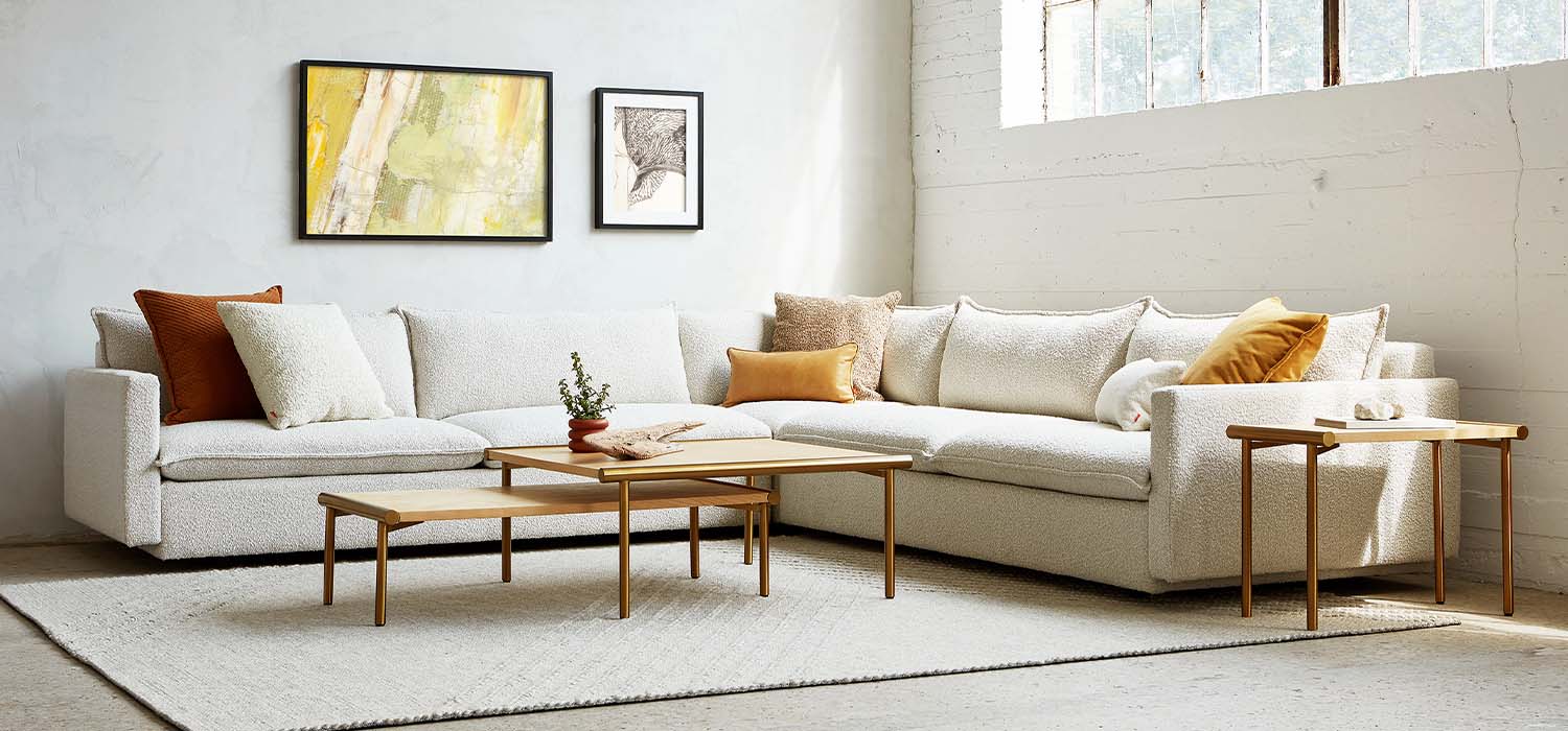 Le sofa bi-sectionnel Sola de Gus* Modern allie confort et élégance à l'éthique écologique. Un design moderne, des coussins remplis de duvet synthétique recyclé, et une touche de sophistication.