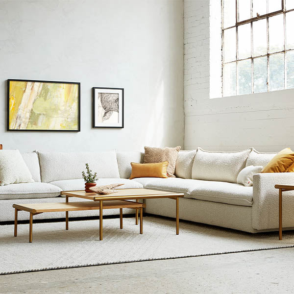 Le sofa bi-sectionnel Sola de Gus* Modern allie confort et élégance à l'éthique écologique. Un design moderne, des coussins remplis de duvet synthétique recyclé, et une touche de sophistication.