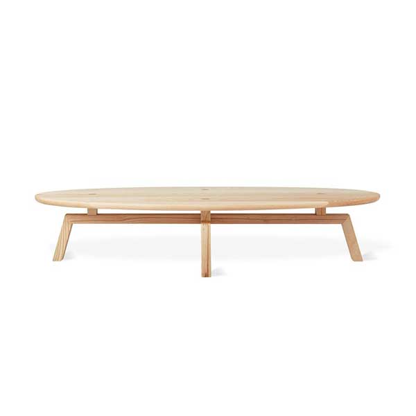 La table basse ovale Solana de Gus* Modern met en valeur la beauté sculpturale et l'artisanat du bois massif, dans un style classique du milieu du siècle dernier et dans l'ambiance décontractée du modernisme des années 1970.