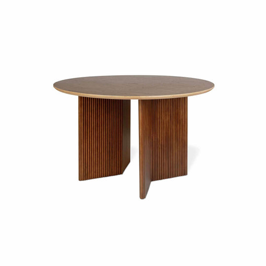 Vivez l'élégance intemporelle avec la table Atwell de Gus* Modern, une pièce d'ameublement qui transcende les tendances éphémères pour ajouter une touche de sophistication à tout intérieur moderne.