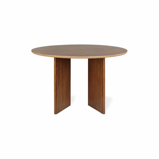 Explorez la convivialité de la table Atwell de Gus* Modern, offrant un espace accueillant où la créativité peut s'épanouir lors des repas en famille ou des journées de télétravail.