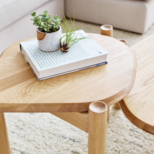 La table d'appoint Monarch de Gus* Modern, une pièce en bois massif au design asymétrique, parfaite pour apporter une touche de sophistication à votre salon.