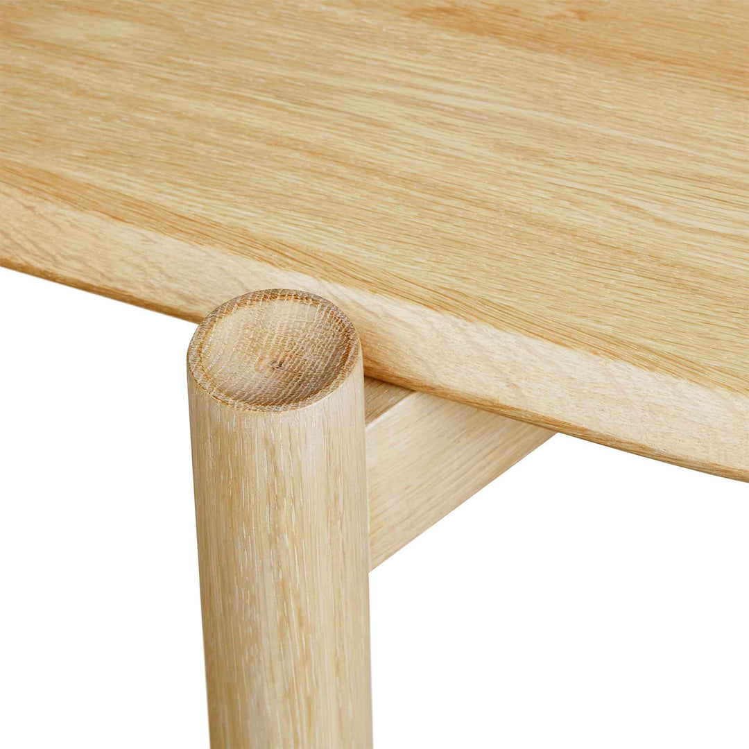 Fabriquée en bois massif certifié FSC®, la table d'appoint Monarch de Gus* Modern est un choix durable et responsable pour votre intérieur.