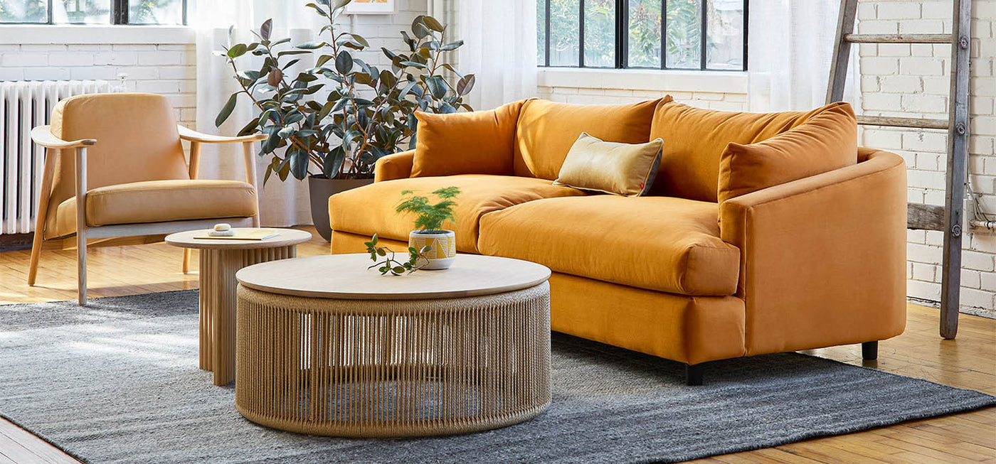 Le sofa Thalia de Gus* Modern incarne l'élégance italienne des années 70 avec son design décontracté et ses coussins généreusement rembourrés.