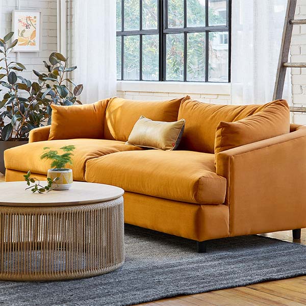 Apportez une touche d'élégance décontractée à votre espace avec le sofa Thalia de Gus* Modern, inspiré par le modernisme italien.