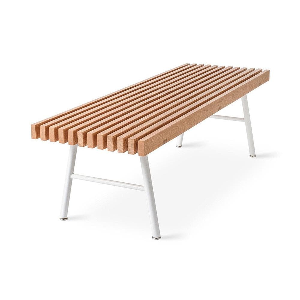 Véritable caméléon dans votre intérieur, le banc Transit de la collection Gus* Modern se fondra partout et pour tout. Il deviendra à votre guise un banc d’entrée ou une table à café, au pied du lit comme dans le salon ou le bureau