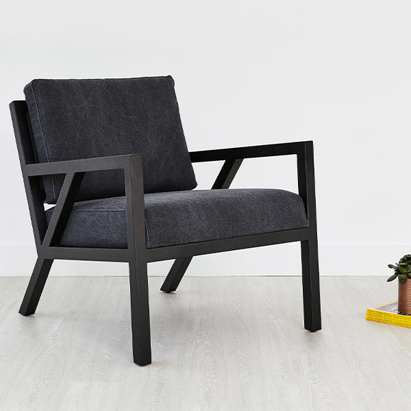 Le fauteuil Truss de Gus* Modern est une des préférences des architectes et designers. Ses belles finitions et jointures en bois de frêne font de cette pièce, une référence stylisée et contemporaine du milieu des années 1950.