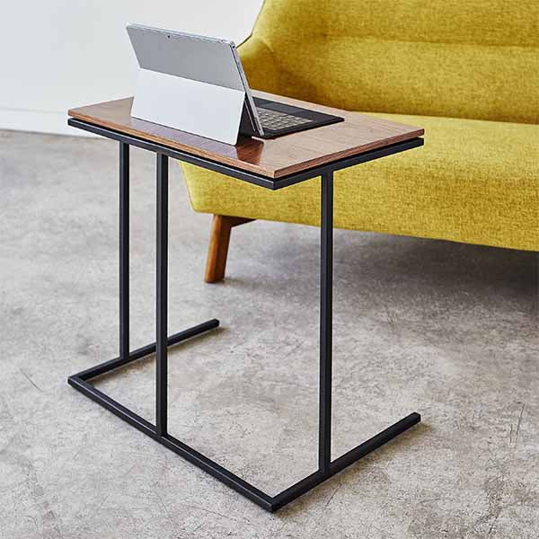 La table d'appoint de travail Tobias de Gus* Modern est une pièce géométrique minimaliste bien adaptée aux espaces de vie modernes. Conçue pour être à la bonne hauteur lorsque vous utilisez un ordinateur