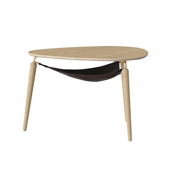 Avec sa forme organique minimale, ainsi que la combinaison de bois et de fins détails métalliques, la table basse Hang Out a une expression scandinave classique.