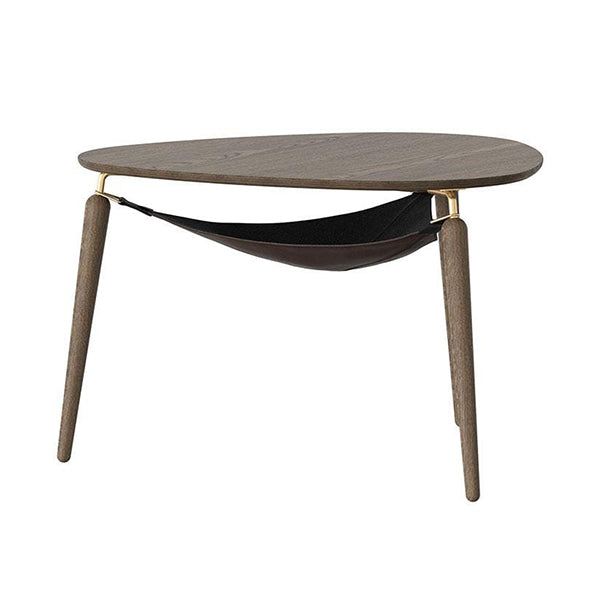 Avec sa forme organique minimale, ainsi que la combinaison de bois et de fins détails métalliques, la table basse Hang Out d'Umage a une expression scandinave classique.