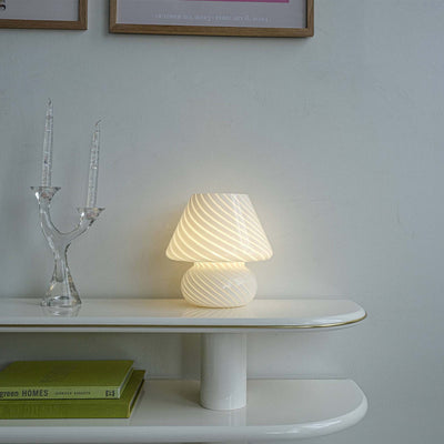 Optez pour la sophistication avec la lampe de table Champignon de Humber. Sa conception artisanale en verre peint à la main capture la beauté intemporelle de la nature.