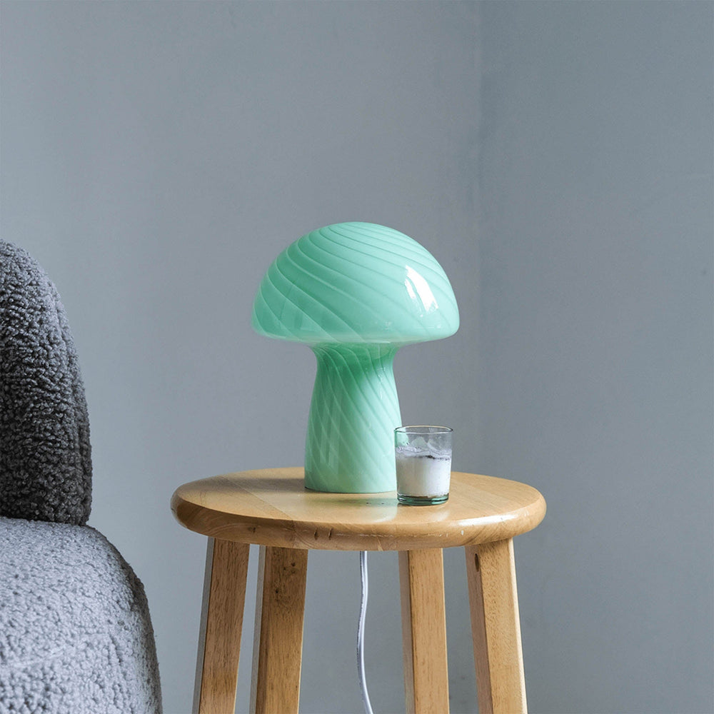 Ajoutez une touche de poésie à votre intérieur avec les lampes Champignon de Humber, des créations en verre soufflé à la main, disponibles dans une variété de teintes envoûtantes.