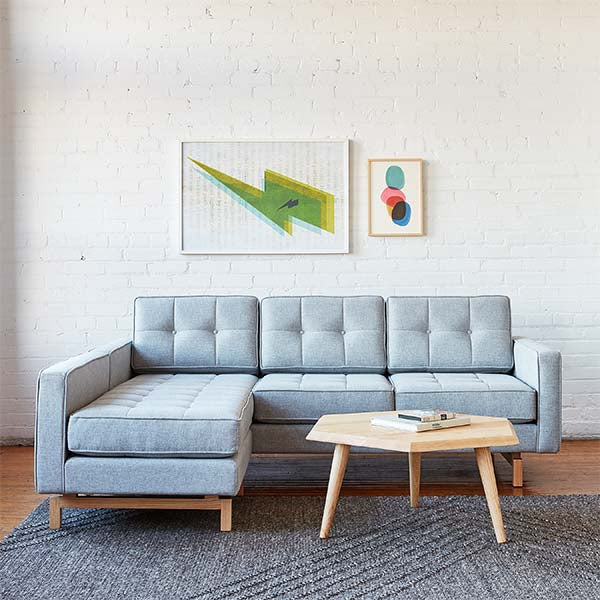 Le sofa bi-sectionnel Jane Loft 2 de Gus* Modern conserve l'aspect iconique du milieu du siècle dernier tout en ajoutant des améliorations contemporaines. Il a été astucieusement conçu pour pouvoir être configuré avec le sectionnel à gauche OU à droite.