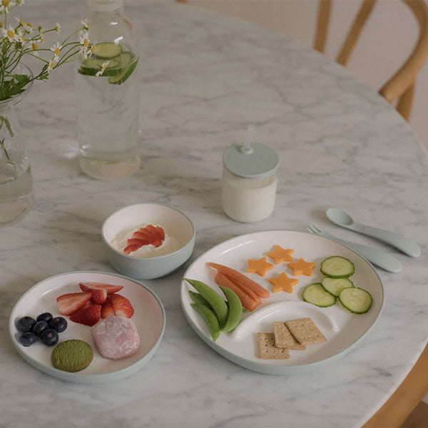 Bonbo a été conçu pour créer des souvenirs amusants et agréables autour de la table avec les enfants et les bébés. Fabriqué dans des matériaux durables, Bonbo peut être utilisé confortablement par les enfants mais aussi par les adultes