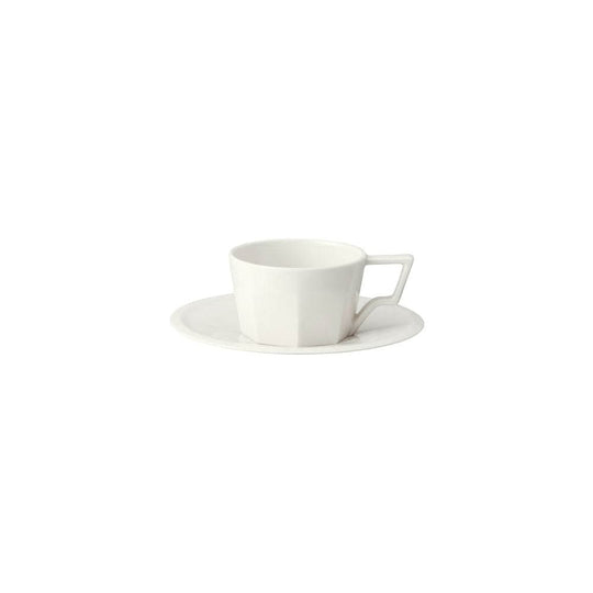 Savourez votre café avec style grâce à la tasse OCT de KINTO. Des lignes épurées, une prise en main ergonomique et une porcelaine japonaise de qualité.