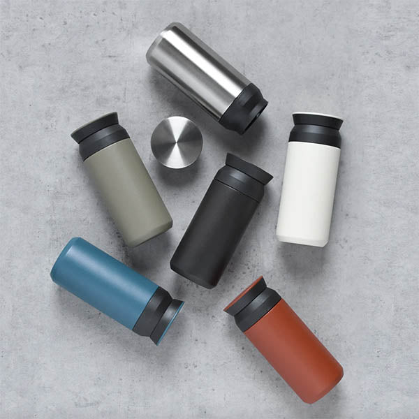 TRAVEL TUMBLER de Kinto a été conçue pour ceux qui mènent un mode de vie sain et actif - pour les personnes qui apprécient les saveurs subtiles du café et du thé, ou encore une eau minérale à la parfaite température, qui vous convient