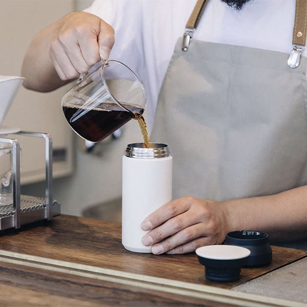 TRAVEL TUMBLER de Kinto a été conçue pour ceux qui mènent un mode de vie sain et actif - pour les personnes qui apprécient les saveurs subtiles du café et du thé, ou encore une eau minérale à la parfaite température, qui vous convient