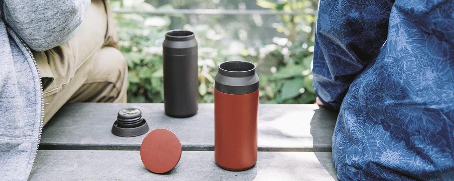 TRAVEL TUMBLER de Kinto a été conçue pour ceux qui mènent un mode de vie sain et actif - pour les personnes qui apprécient les saveurs subtiles du café et du thé, ou encore une eau minérale à la parfaite température, qui vous convient