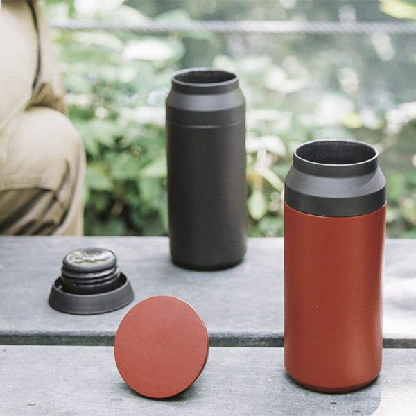 TRAVEL TUMBLER de Kinto a été conçue pour ceux qui mènent un mode de vie sain et actif - pour les personnes qui apprécient les saveurs subtiles du café et du thé, ou encore une eau minérale à la parfaite température, qui vous convient